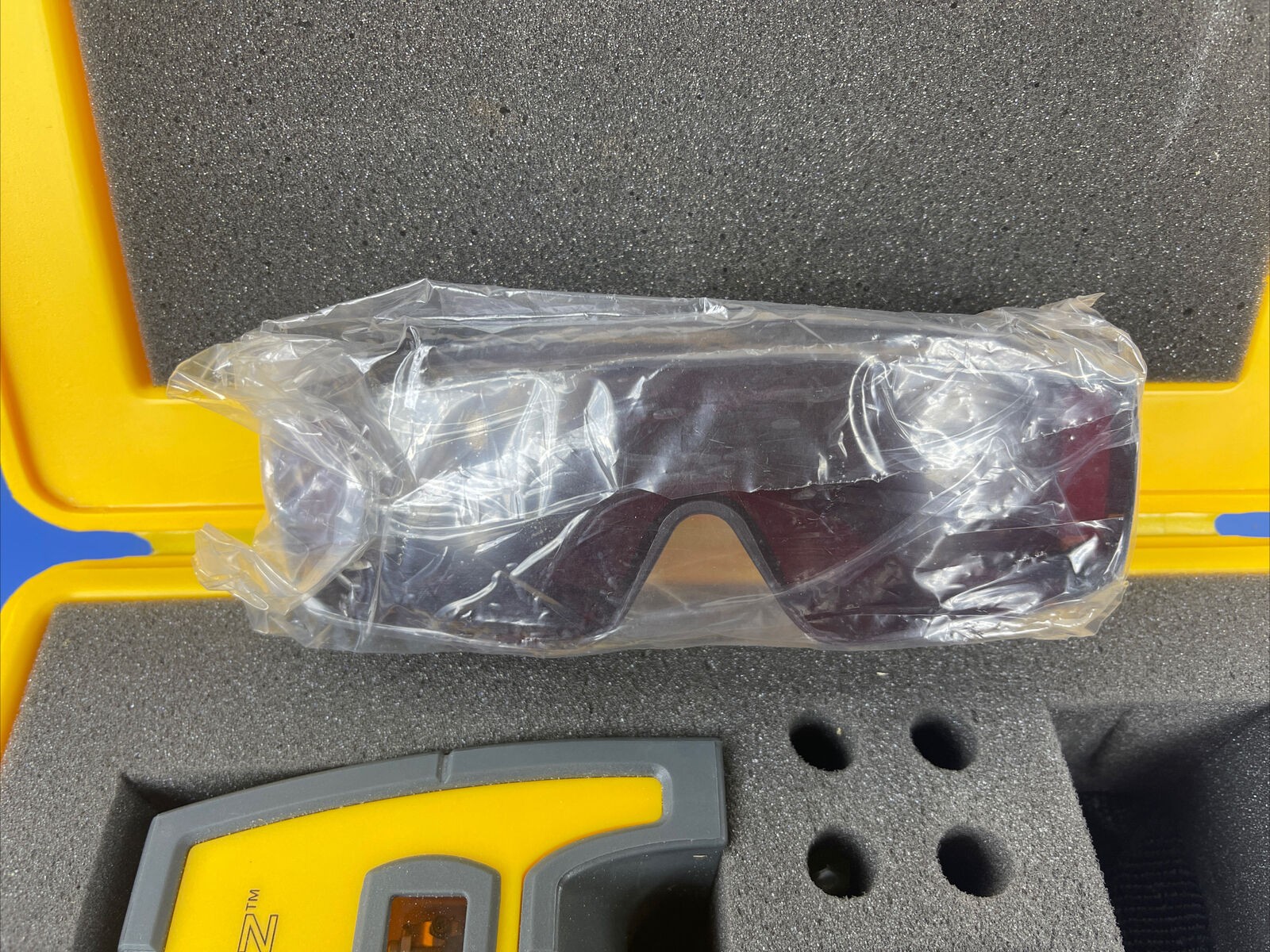 RoboToolz Electronic Self Leveling 5-beam Laser RT-7610-5 ￼With Case & Eyewear