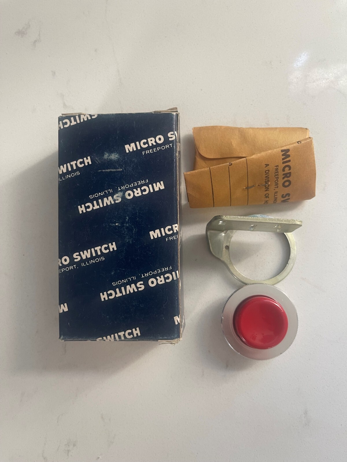12MA6 MICROSWITCH RED PUSH BUTTON NEW