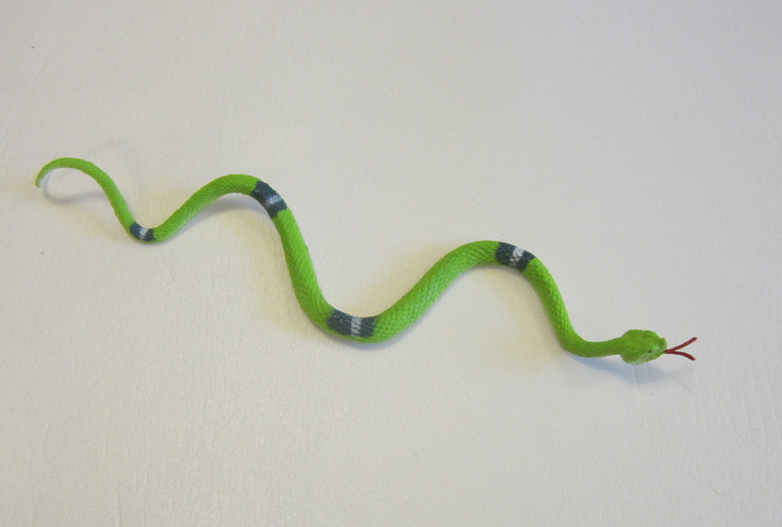 20 RAIN FOREST RUBBER SNAKES 14" TOY REPTILE FAKE PRETEND JUNGLE SNAKE GAG GIFT