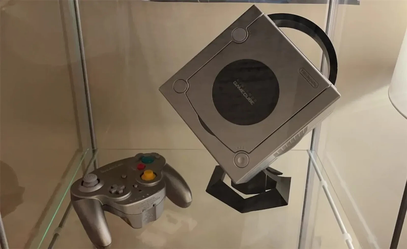 Nintendo GameCube Display Stand – "Logo Dunk" Style Diagonal Console Mount