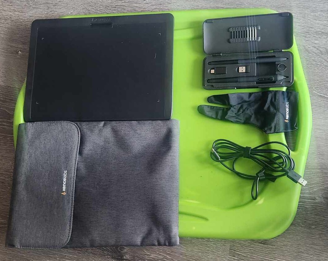 XenceLabs Pen Tablet Medium Bundle with Quick Keys. Only used a couple of times.