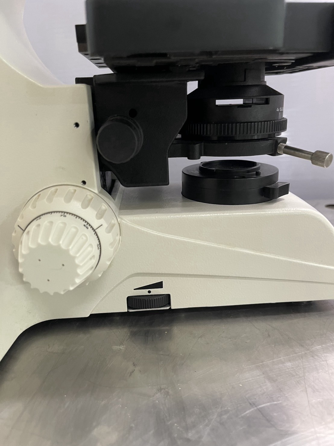 Leica DM750 Trinocular Compound Microscope 4X 10X 40X LED Tested Light