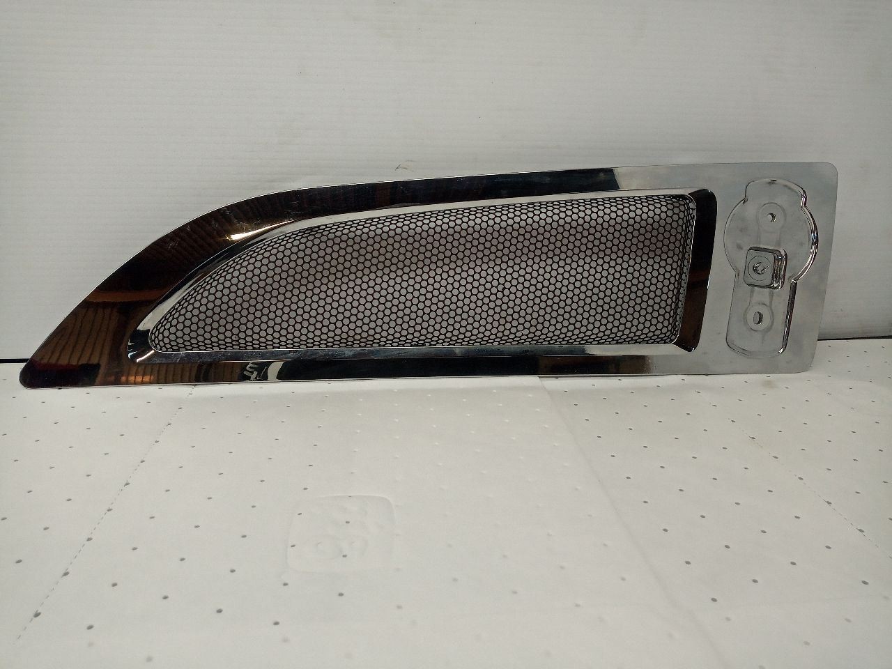 L60-6004 Kenworth 2020 Left Driver Hood Vent (11420884
