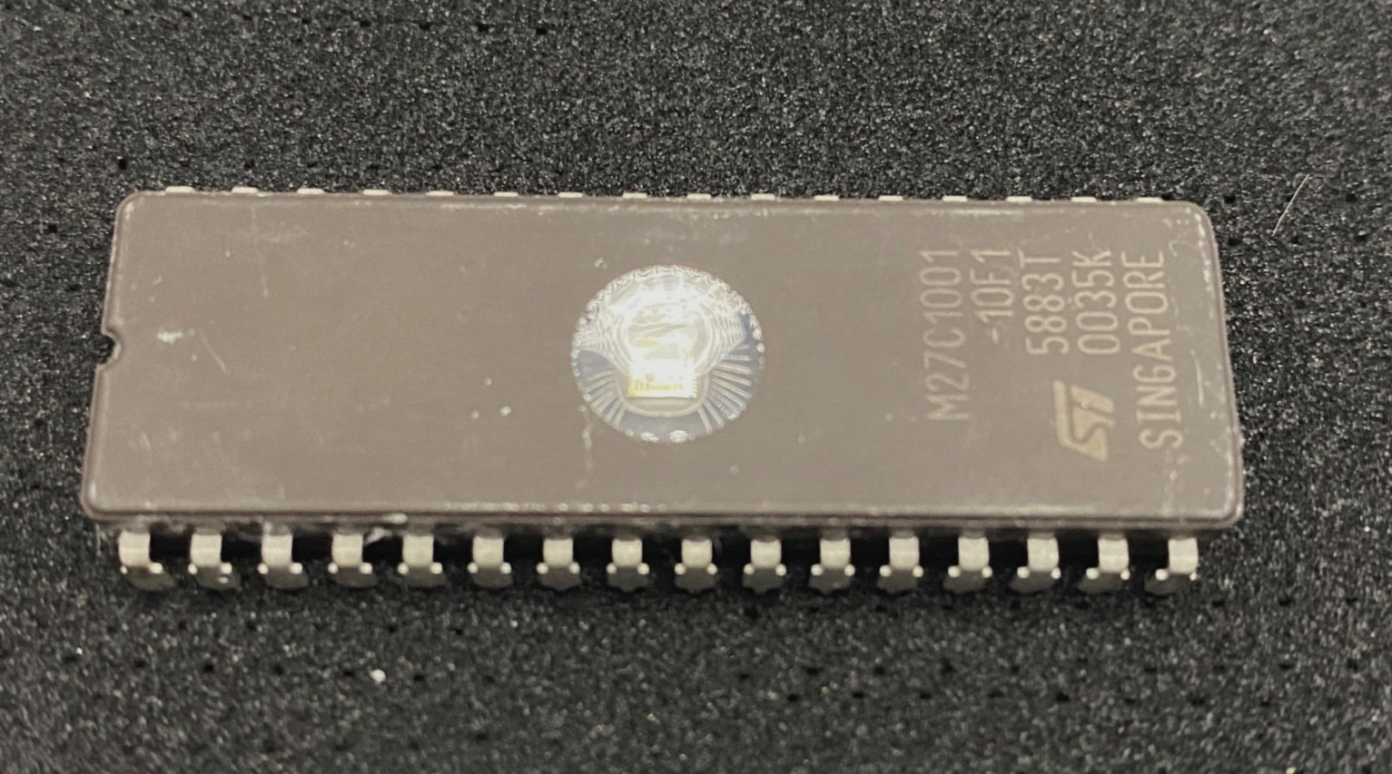STMicroelectronics M27C1001-10F1 UV EPROM memory integrated circuit date 0035K