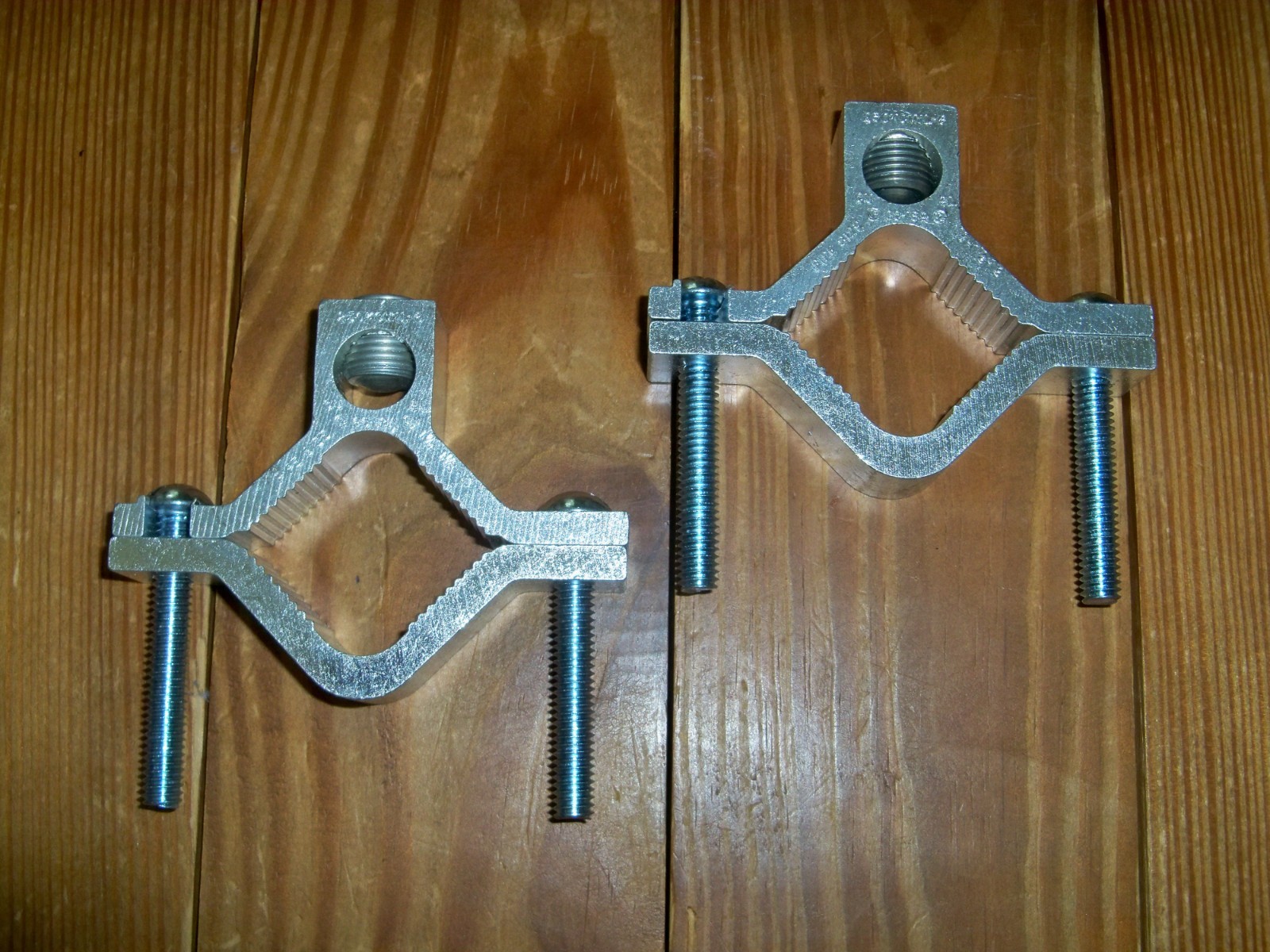 Lot Of 2 -- BURNDY -- GC-18A Water Pipe Ground Clamp -- Free Shipping 262003