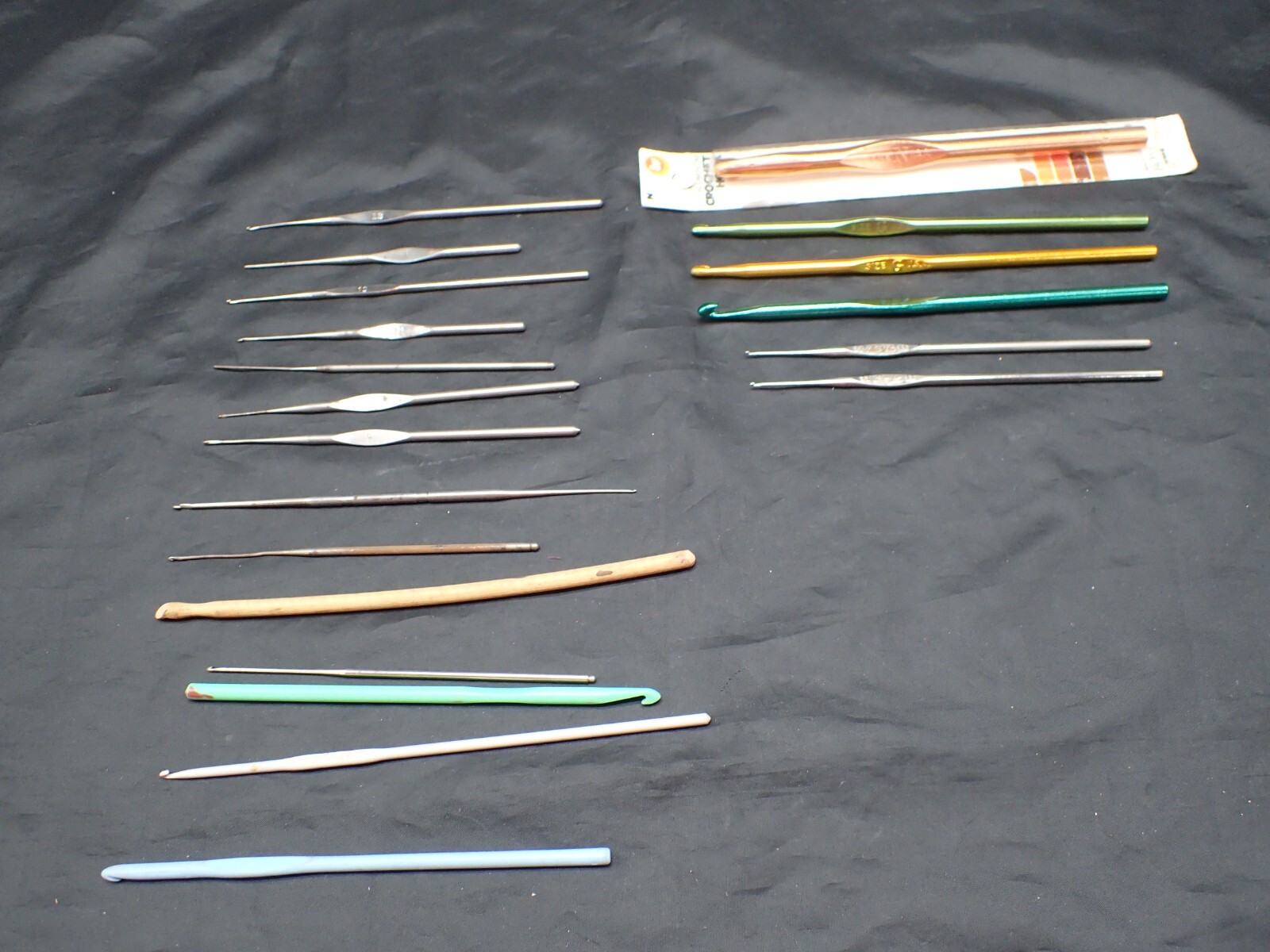 Vintage LOT of 20 Crochet Hooks Steel Aluminum Bone Boye & Assorted Brands #13