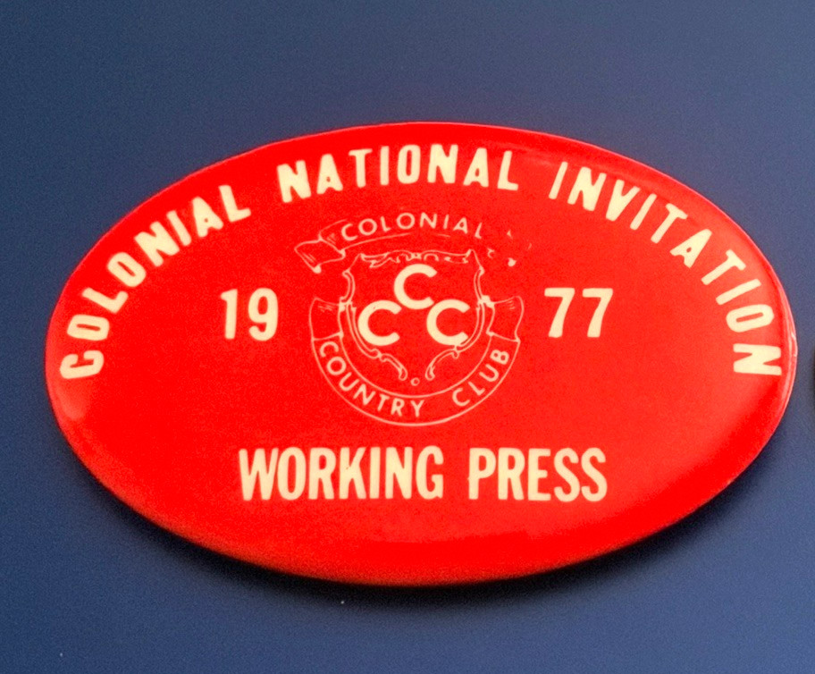 BEN CRENSHAW WINS PGA 1977 COLONIAL NATIONAL INVITATION PRESS PIN BADGE 300XRARE