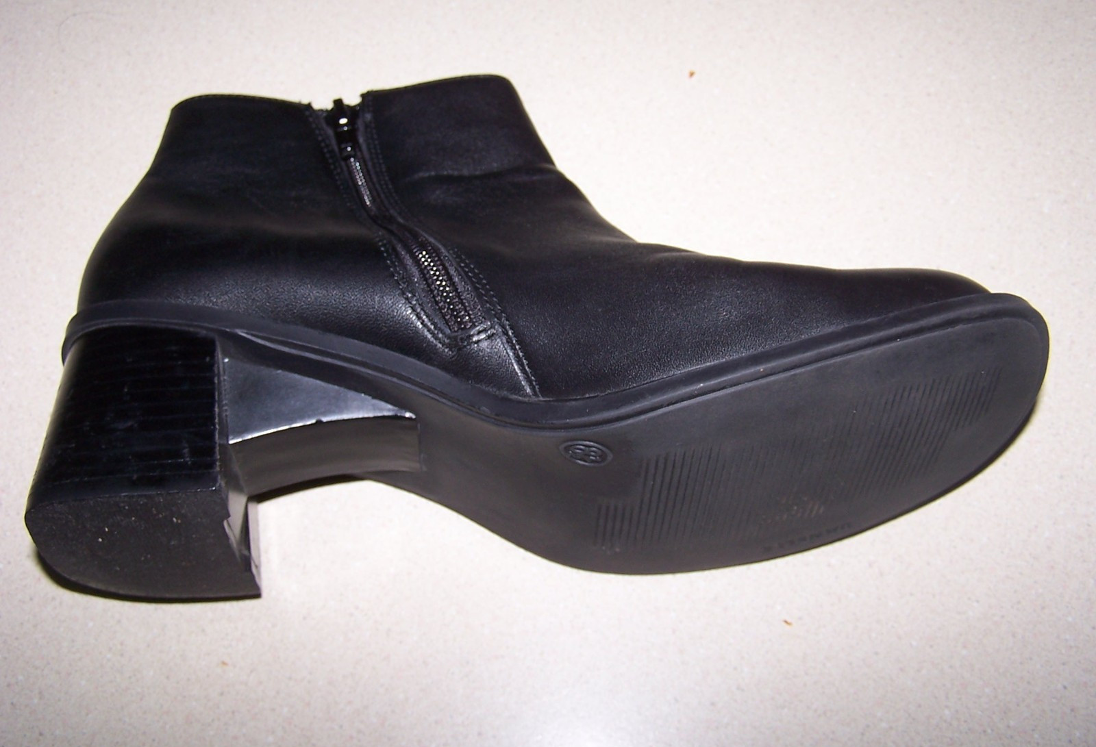 DANELLE BLACK LEATHER ANKLE BOOTS SZ 8.5 NICE PRE-OWNED CONDITION