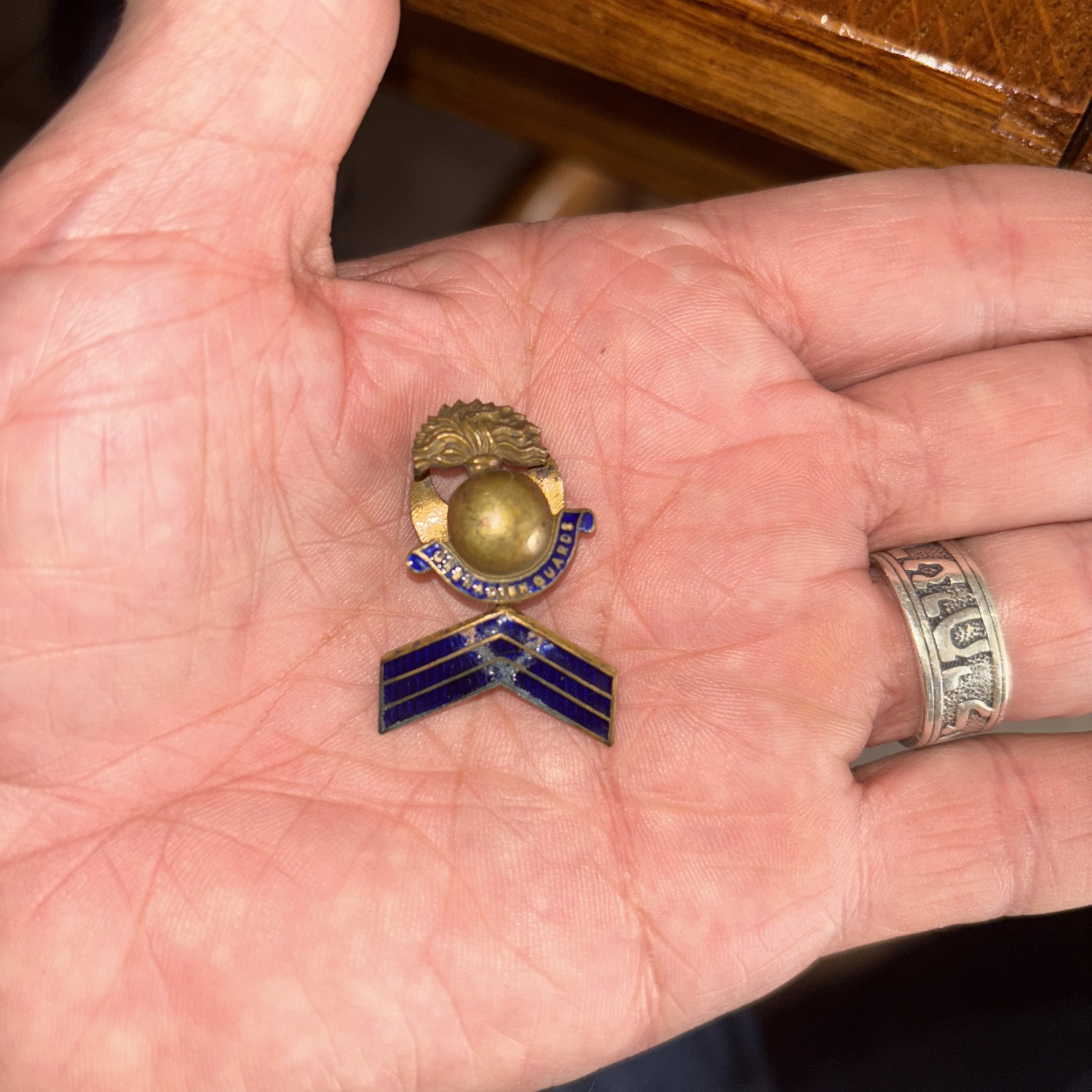 ROYAL ARTILLERY SERGEANT SWEETHEART ENAMELLED BADGE LAPEL BUTTON-HOLE