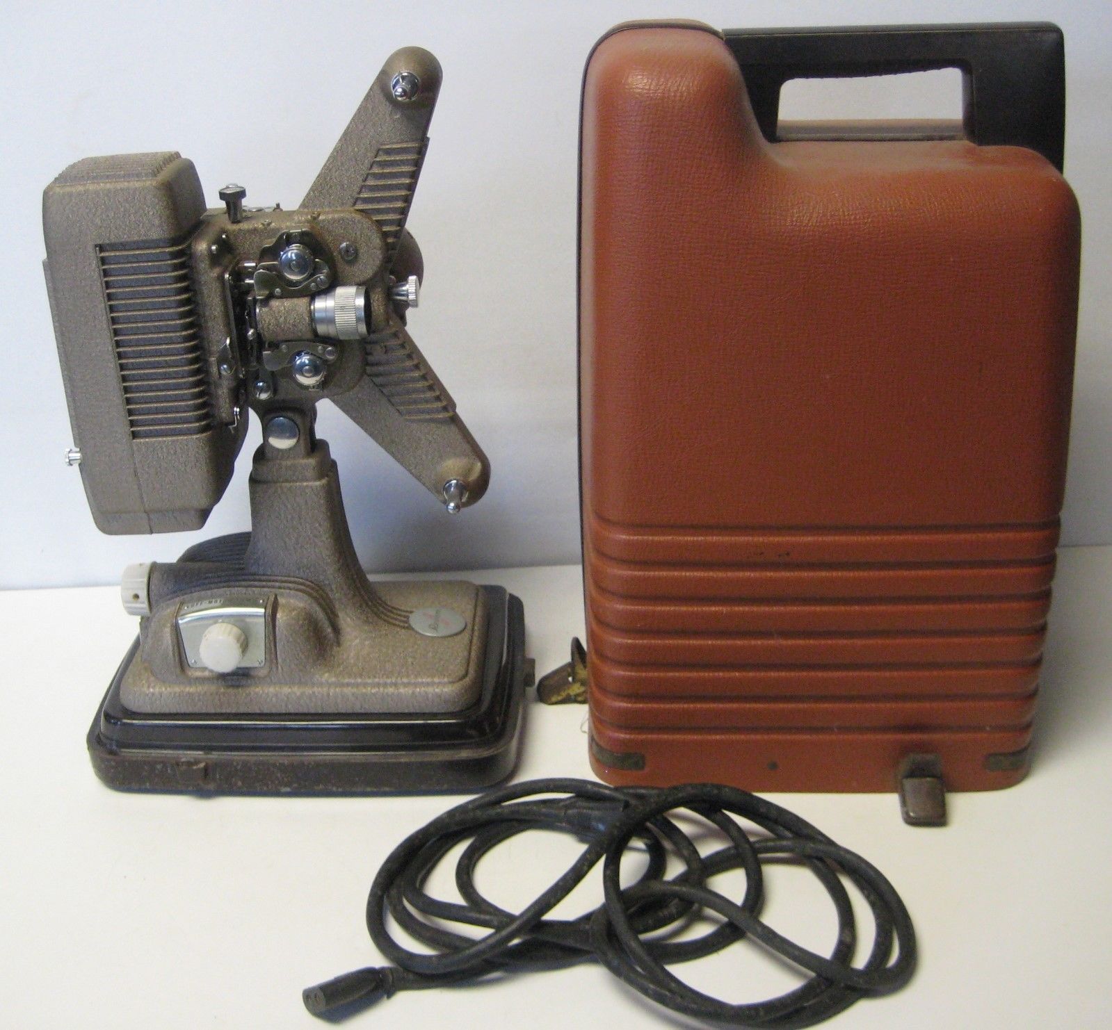 Steampunk Vintage Revere P-90 8mm Movie  Projector in Case Works Needs Bulb