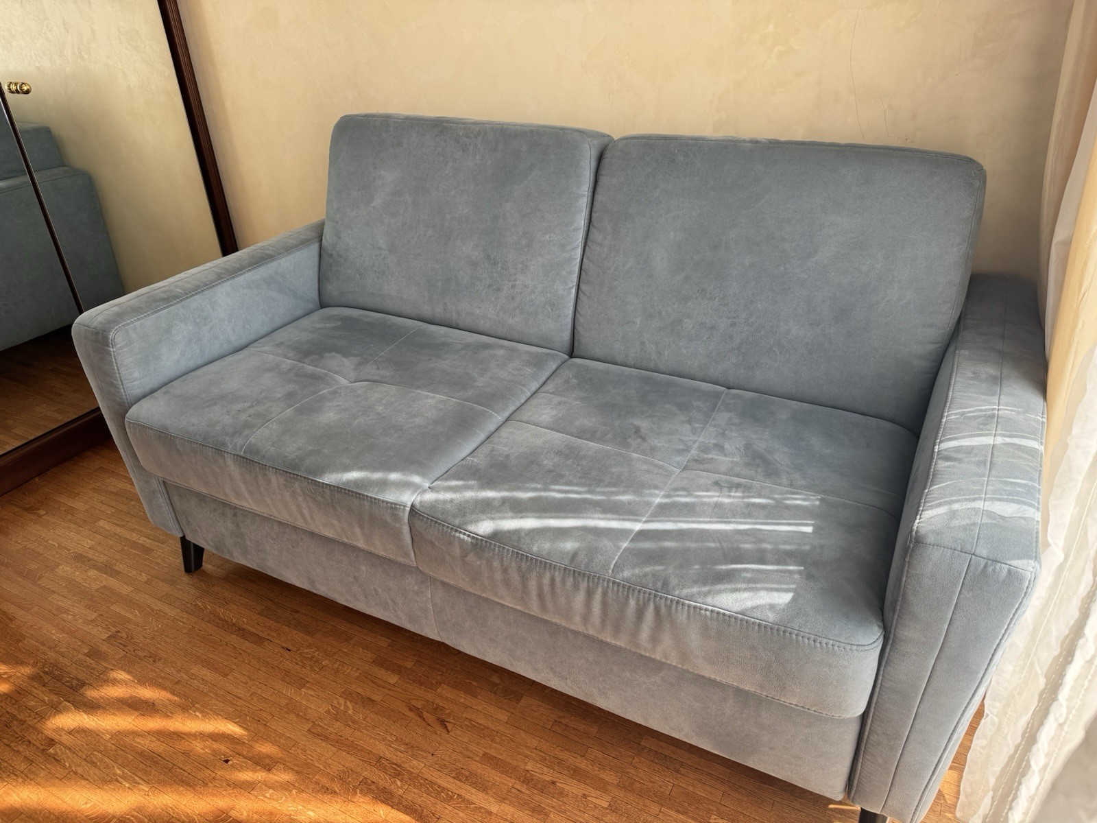 Blaues Sofa, gebraucht, in sehr gutem Zustand. Kleine Flecken, quietscht leicht.
