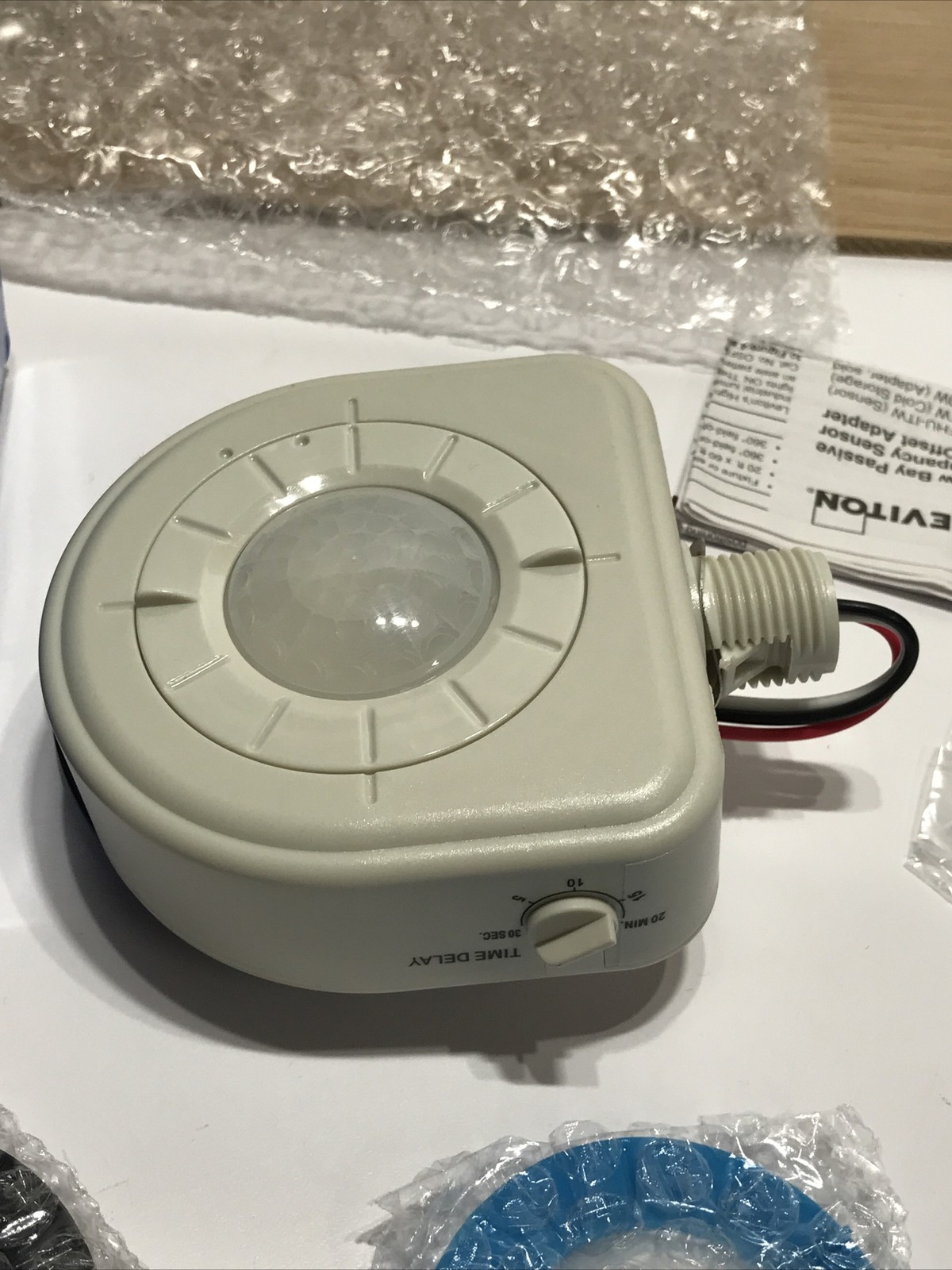 Leviton OSFHU-ITW Occupancy Sensor Hi/Low Bay Fixture Mount With Offset