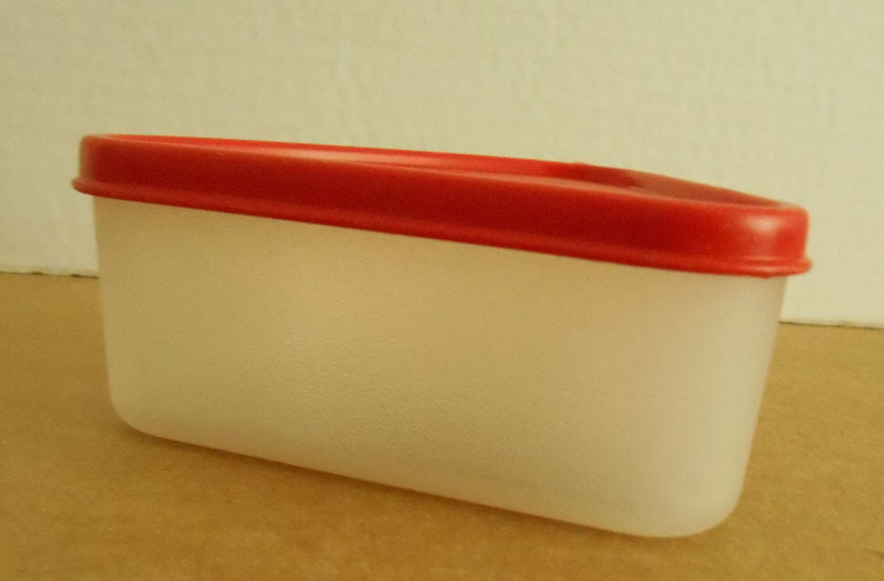 Tupperware #1799 Clear Pie Wedge Triangle Keeper with Red Lid Y62