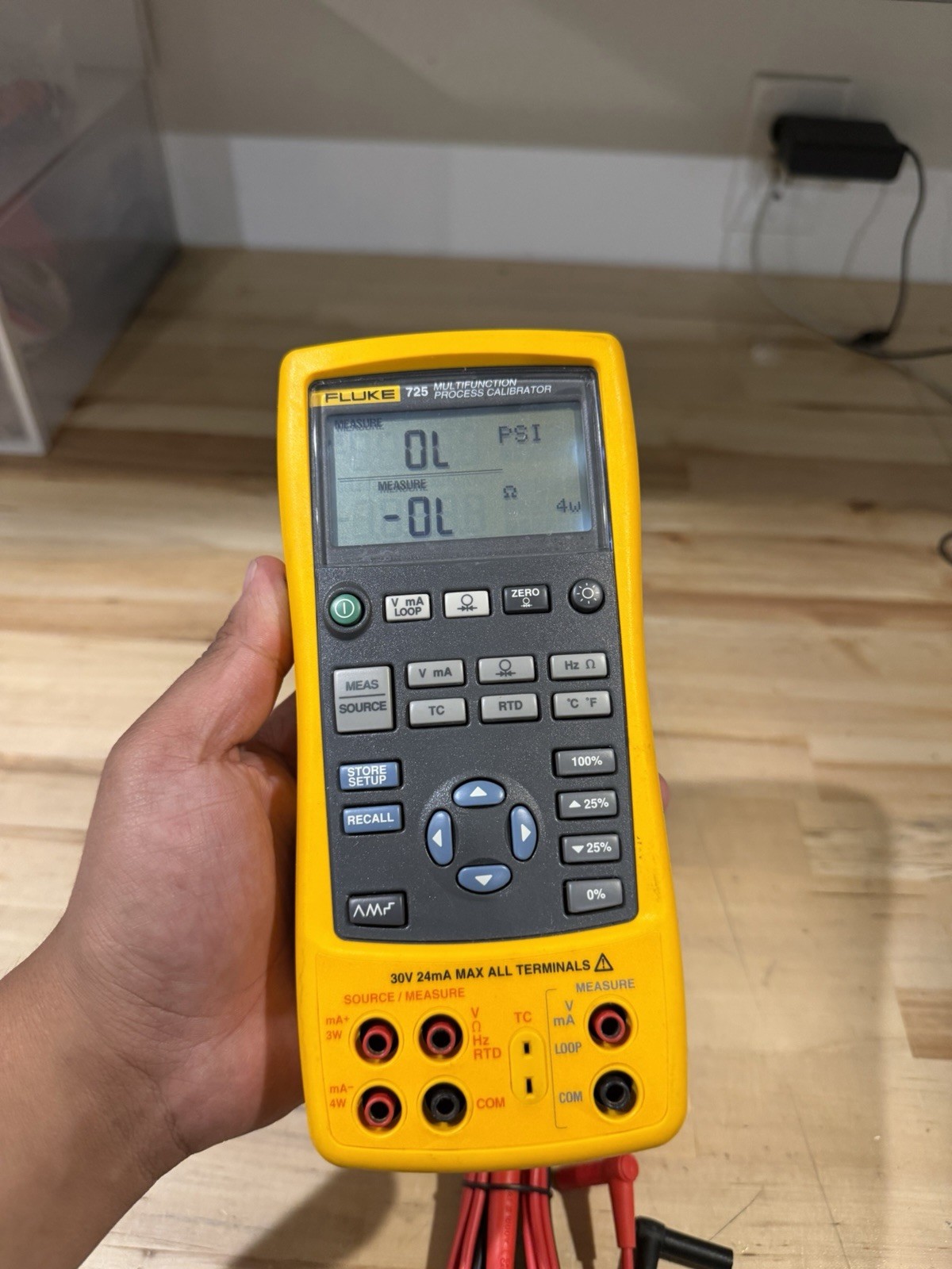 FLUKE 725 MULTIFUNCTION PROCESS CALIBRATOR W/ LEADS & CLIPS FREE SHIPPING TESTED