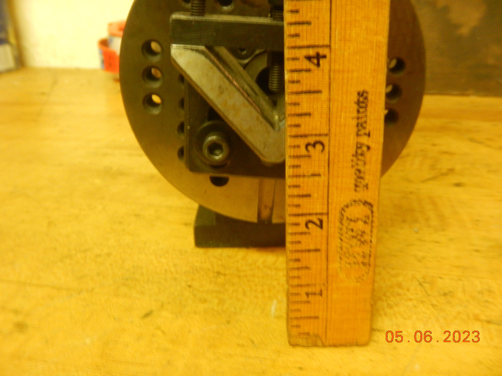 SMALL GRINDER GRINDING PUNCH FORMER SPIN FIXTURE WITH V BLOCK