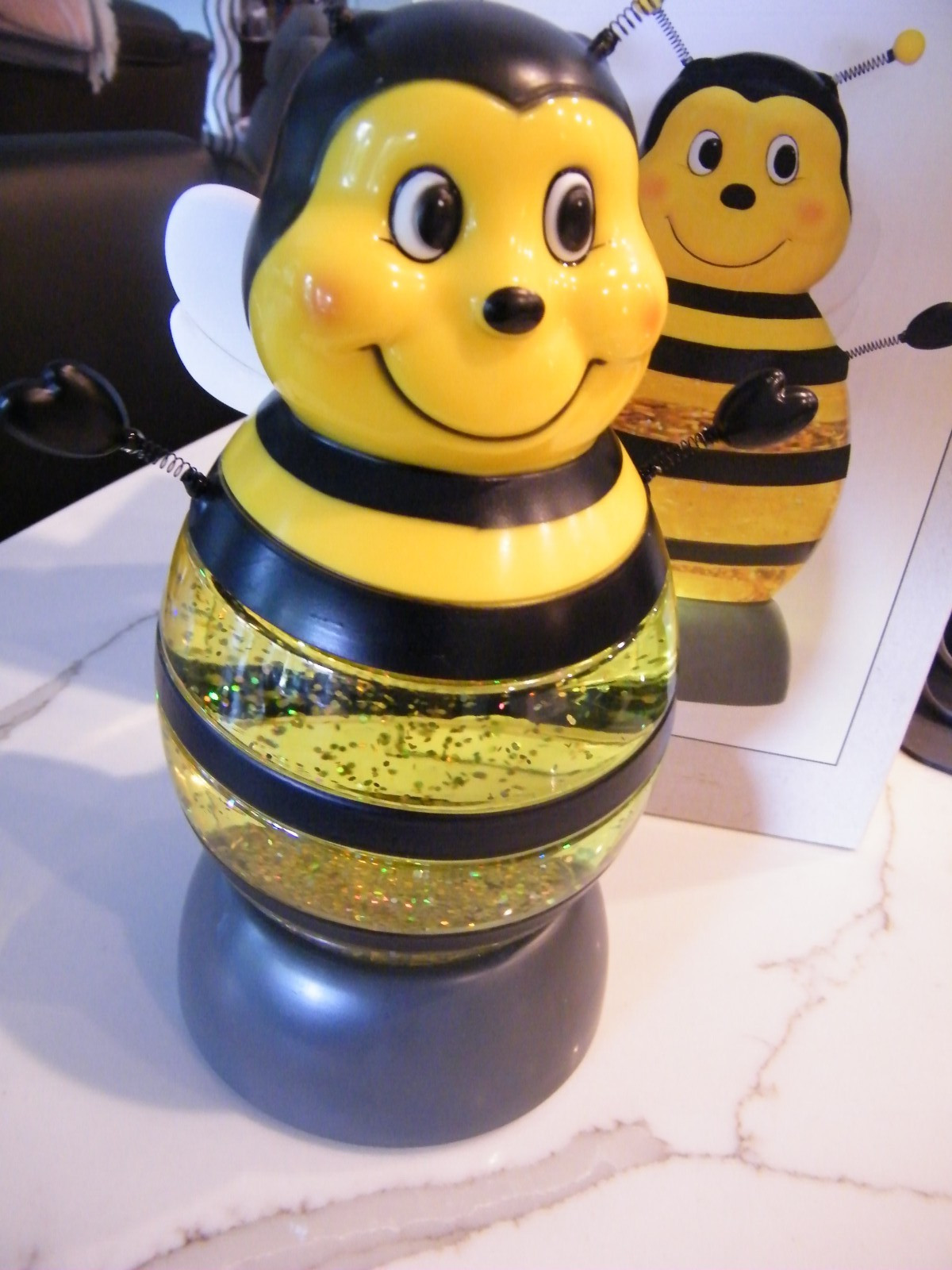 NIB BEE GLITTER GLOBE EXC from cracker barrel 3-AA batteries on/off switch 4X4X9