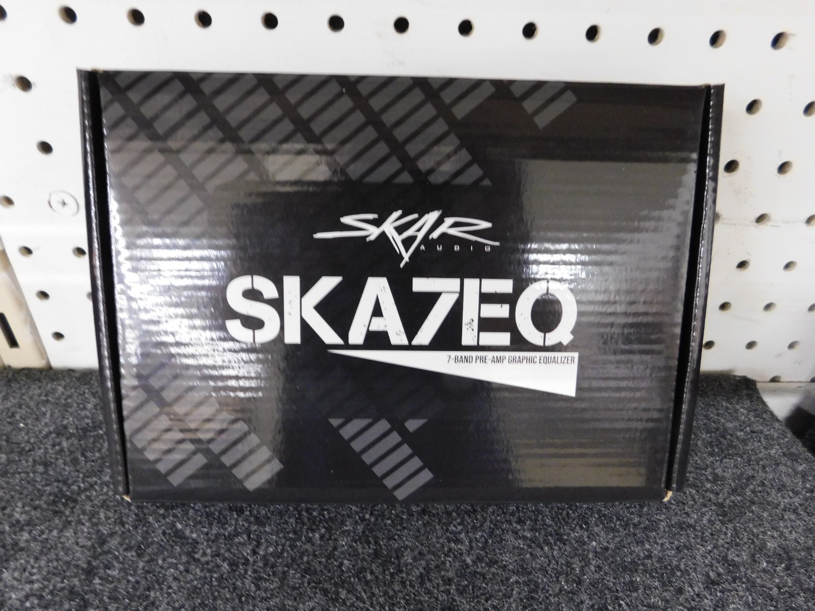 NEW SKAR AUDIO SKA7EQ 7 BAND 1/2 DIN CAR AUDIO EQ W/ FRONT REAR AND SUB OUTPUT