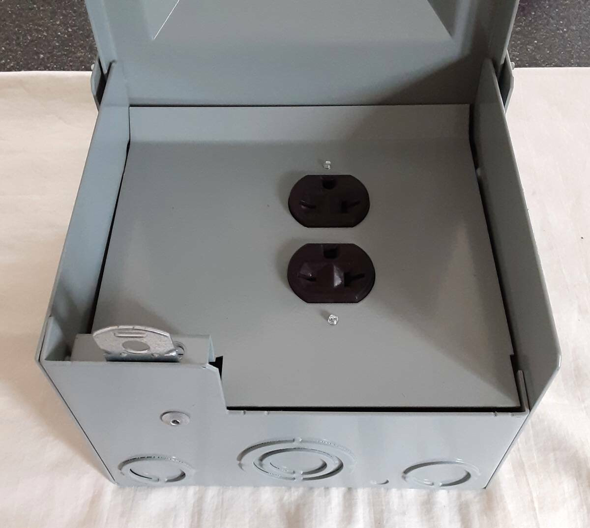 Eaton Power Outlet Panel, CHU5S 20A, Surface Mount, NEW in Box. Free Shipping.