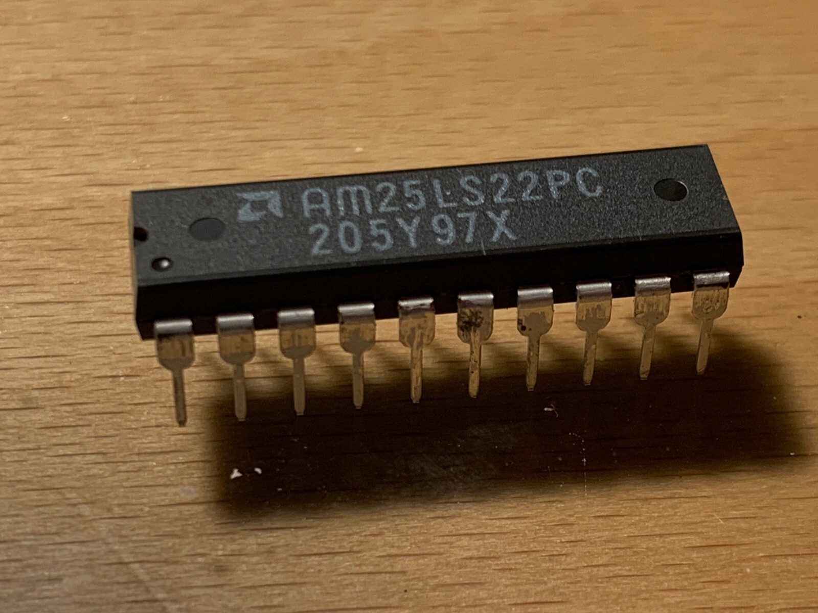 AM25LS22PC AMD 8-Bit Serial Parallel Register with Sign Extend IC, DIP-20.