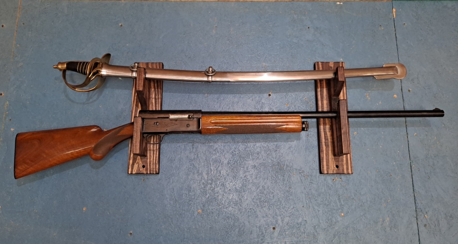 1 Gun 1 Sword/Katana Wood Wall Rack/Hanger Reversible Red Mahogany Shotgun/Rifle
