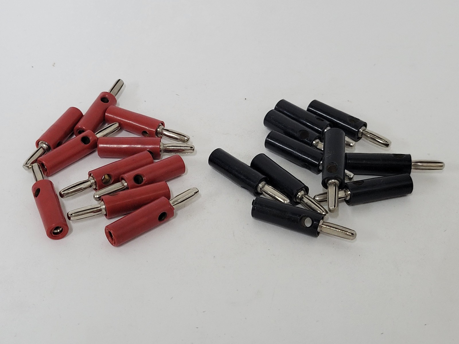 20X  PHONE TIP PLUG TO BANANA  PLUG ADAPTORS - 10 red, 10 black