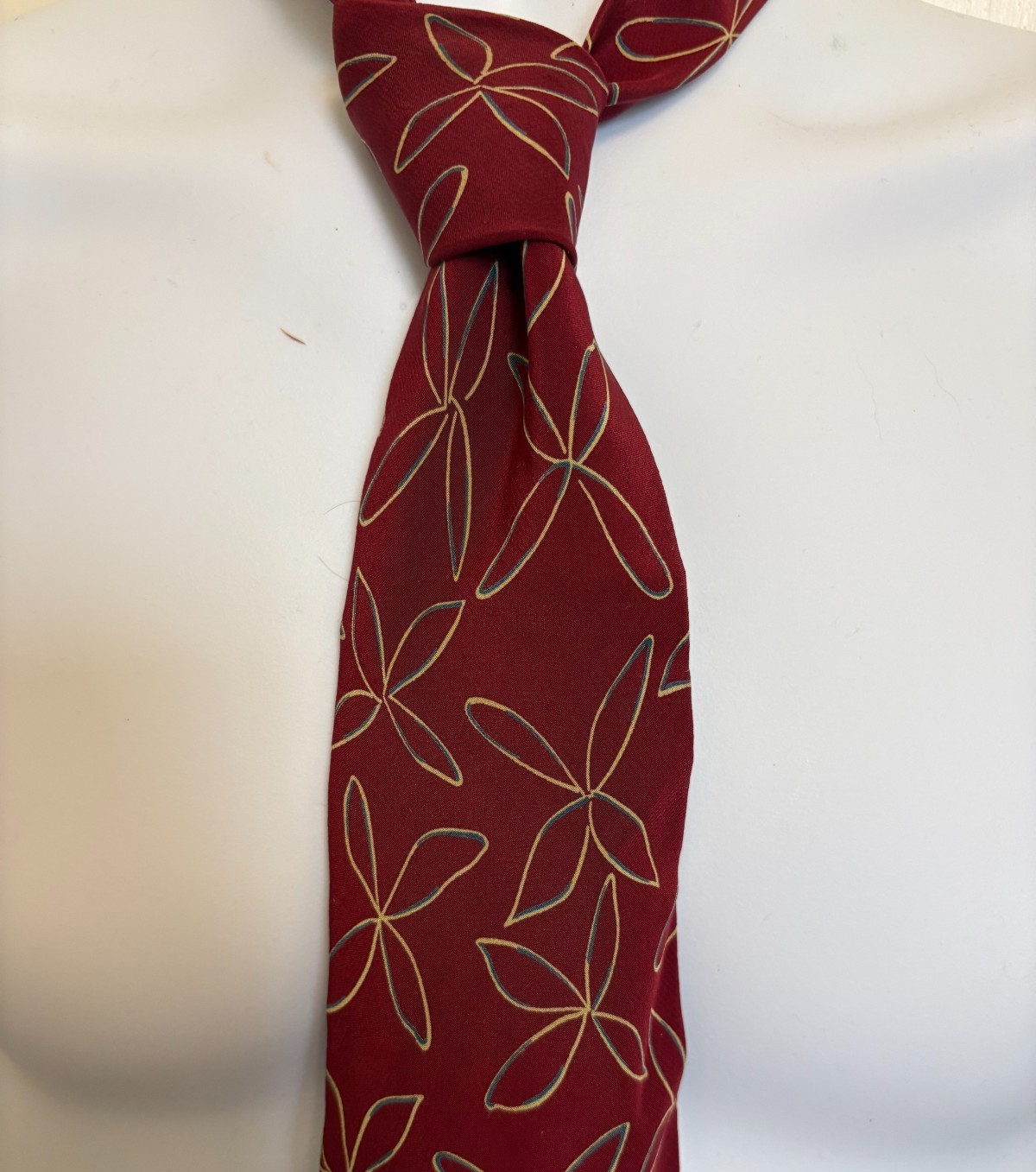 Valentino Cravatte Burgundy Silk Tie Floral Pattern Made in Italy 3.5”