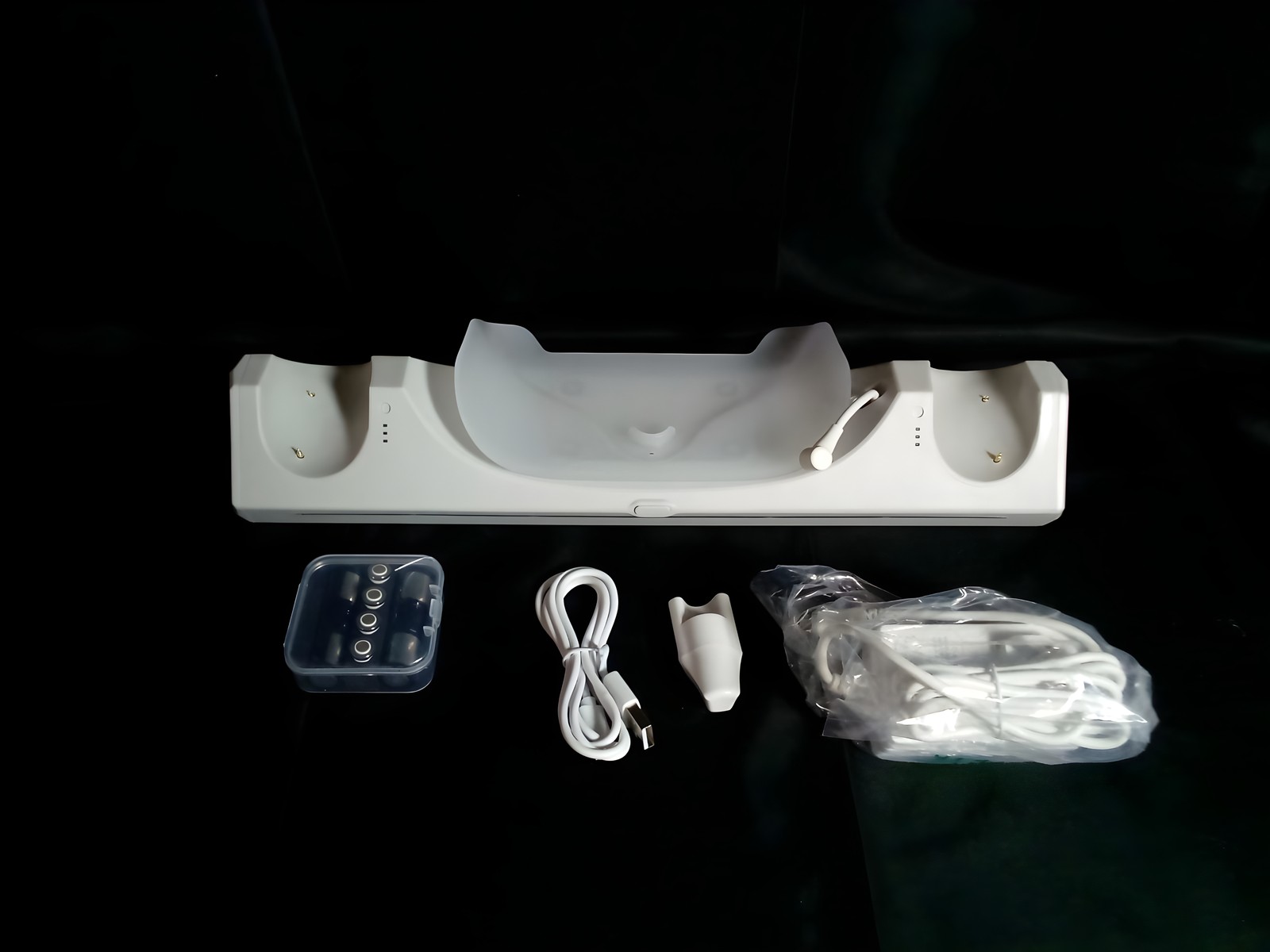 Q6-3 Charging Dock for Meta Quest 3 Headset Controllers Open Box