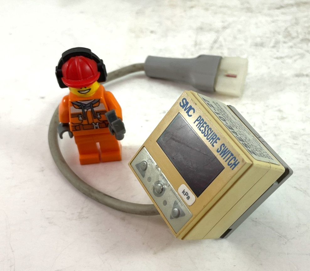 ZSE4E-01-27 SMC *USED* PRESSURE SWITCH