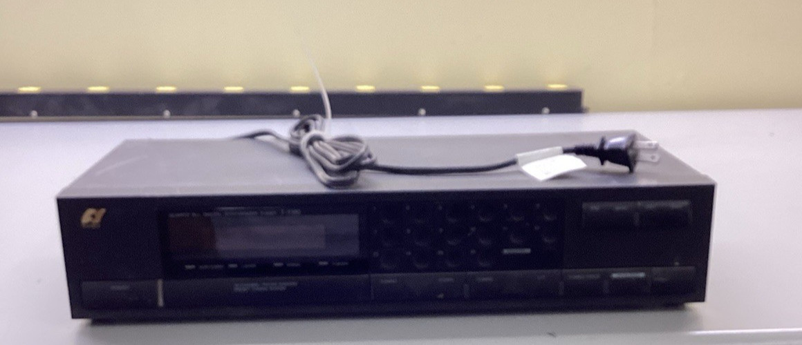 Sansui T‑1100 Quartz PLL Digital Synthesizer Tuner