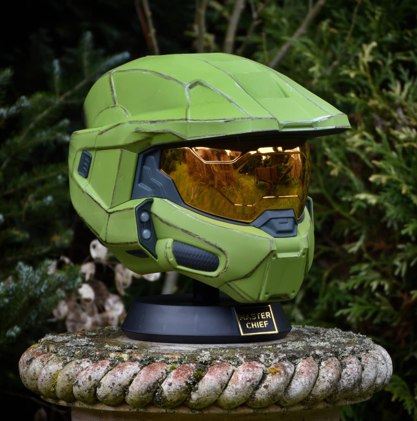 Halo Master Chief Deluxe Helmet with Stand - LED Light | free shipping