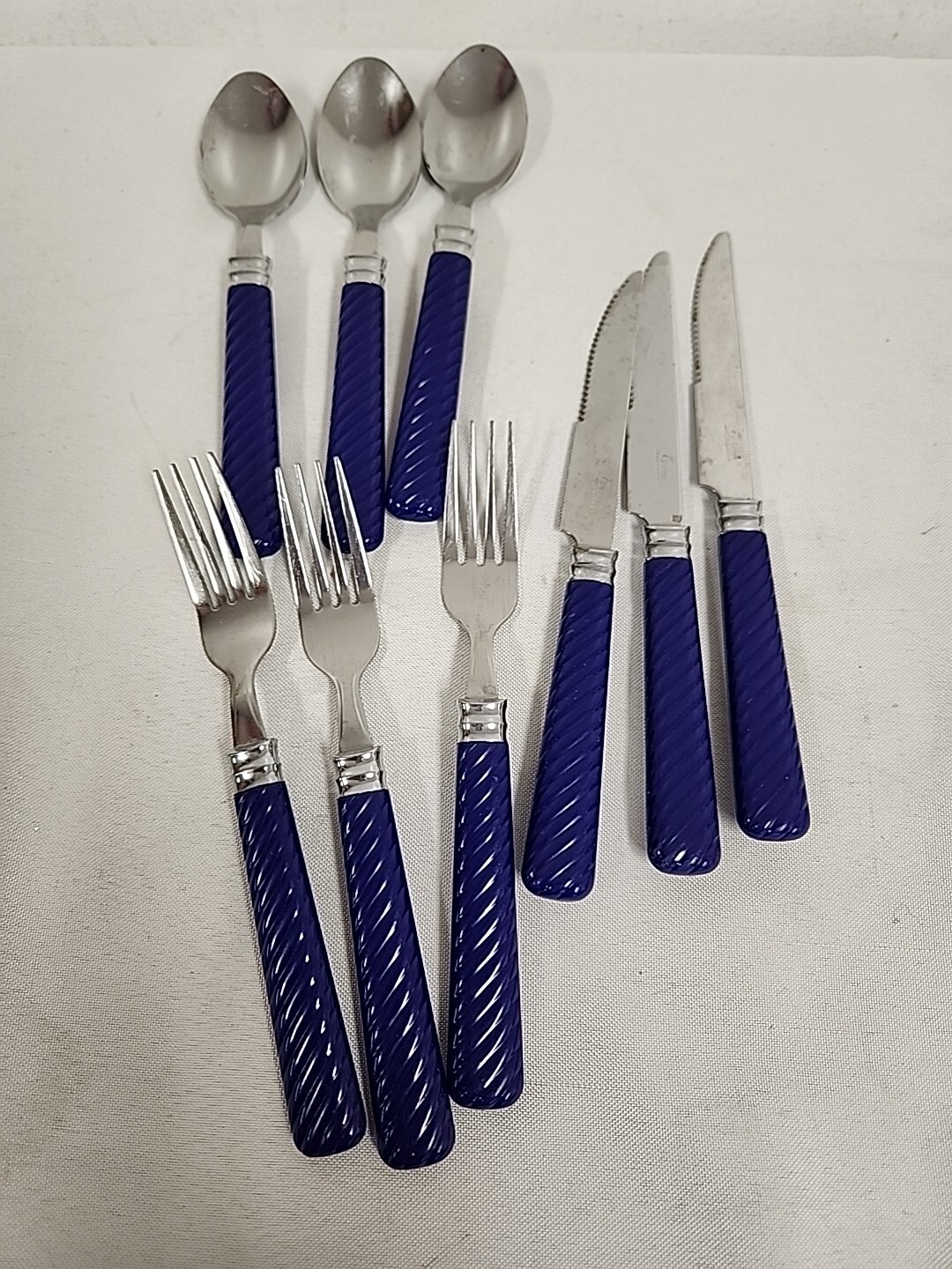 GIBSON FLATWARE STAINLESS STEEL PLASTIC HANDLES  BLUE LINES TWIST 9 PCS