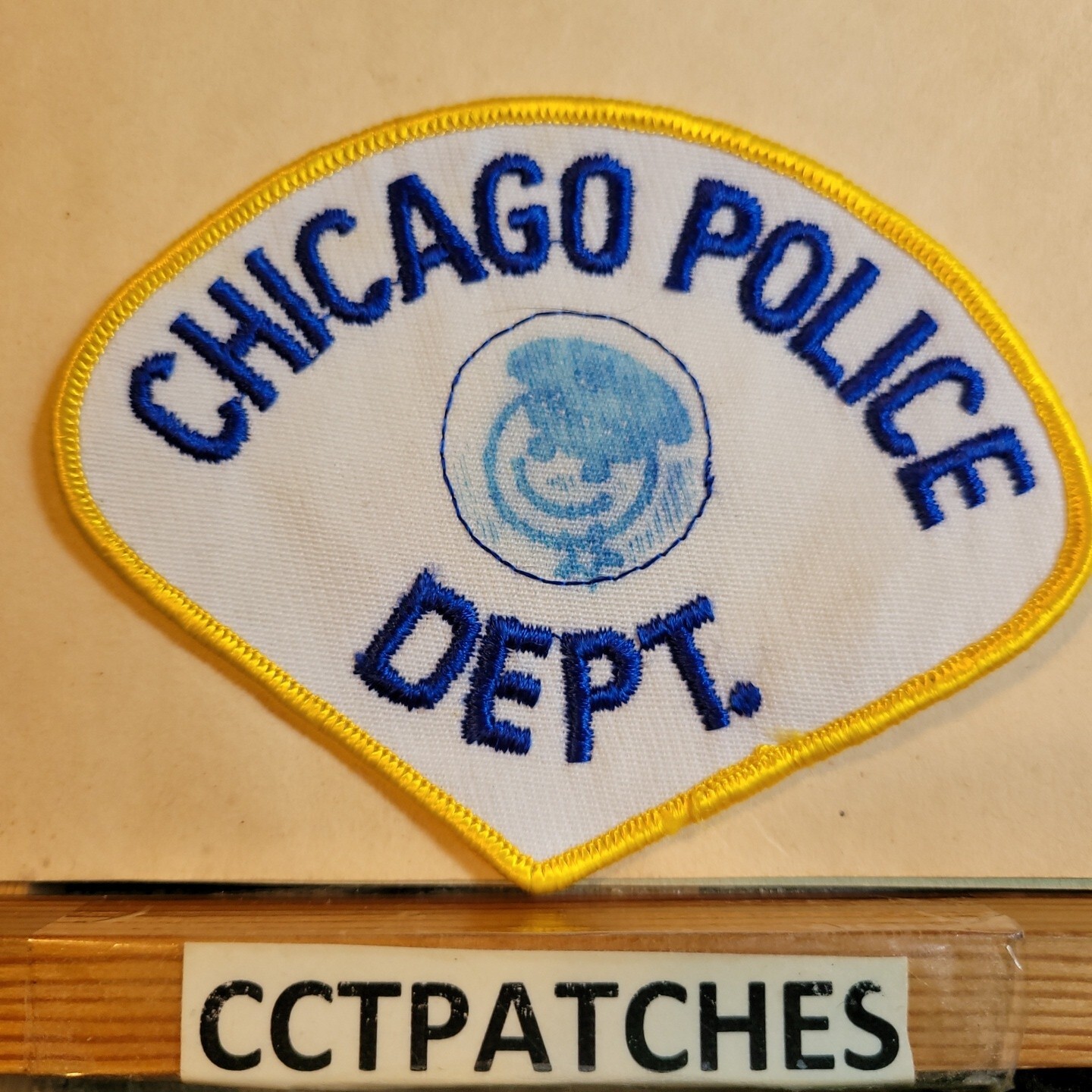 VINTAGE CHICAGO, ILLINOIS POLICE YELLOW BORDER SHOULDER PATCH IL