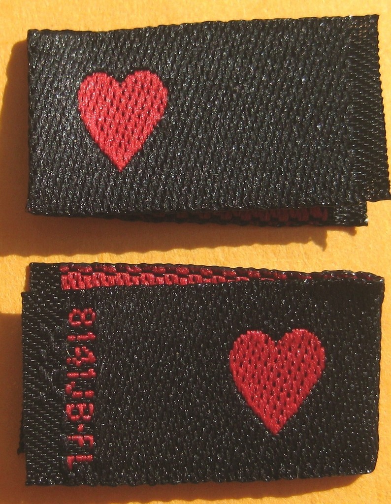 100 PCS WOVEN CLOTHING LABELS - BLACK WITH RED LOVE HEART