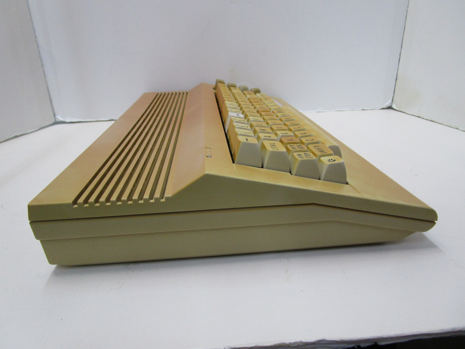 COMMODORE 64C COMPUTER 250466 HEATSINKS C64C TESTED AND WORKING LOT#X8 💻