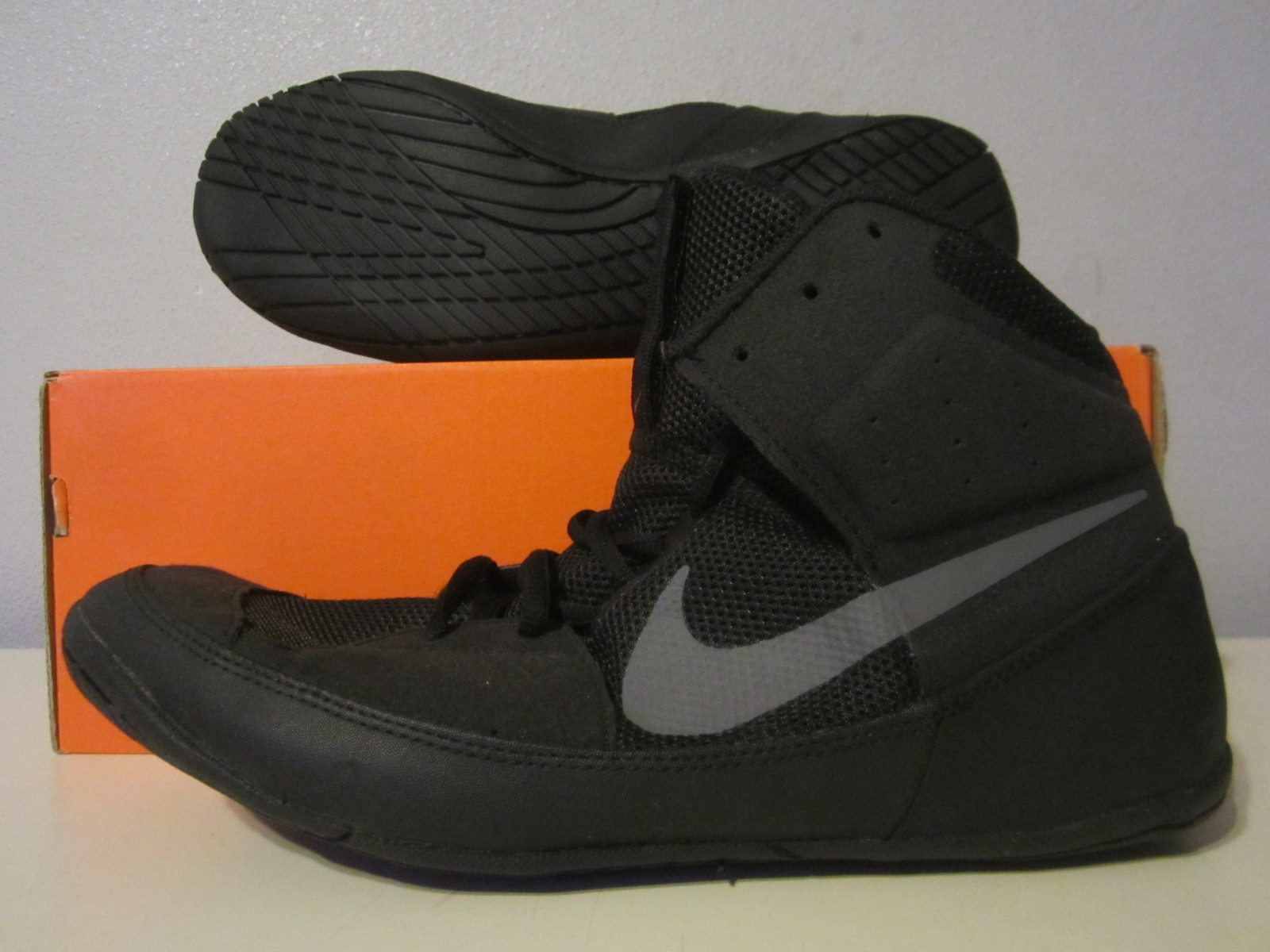 (AO2416 010) NIB Nike Fury black/dark grey sz 7.5 Mens Wrestling Shoes