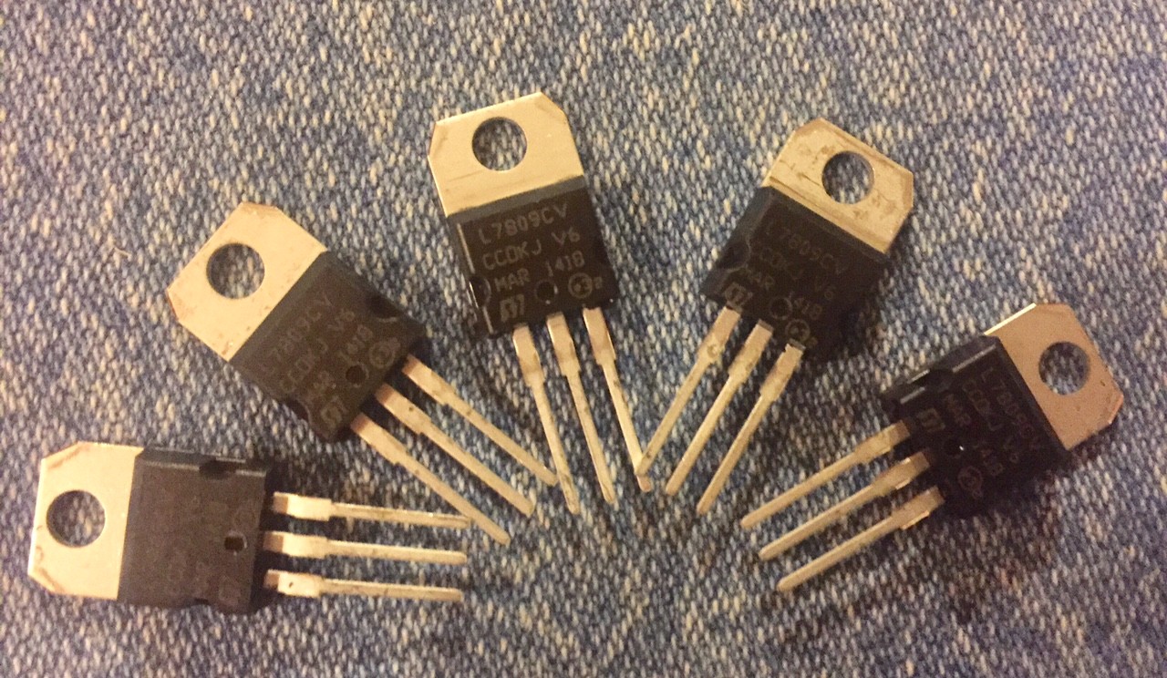 LM7809CV (5 pcs) Positive 9 Volt Voltage Regulator / + 9V 1A TO220