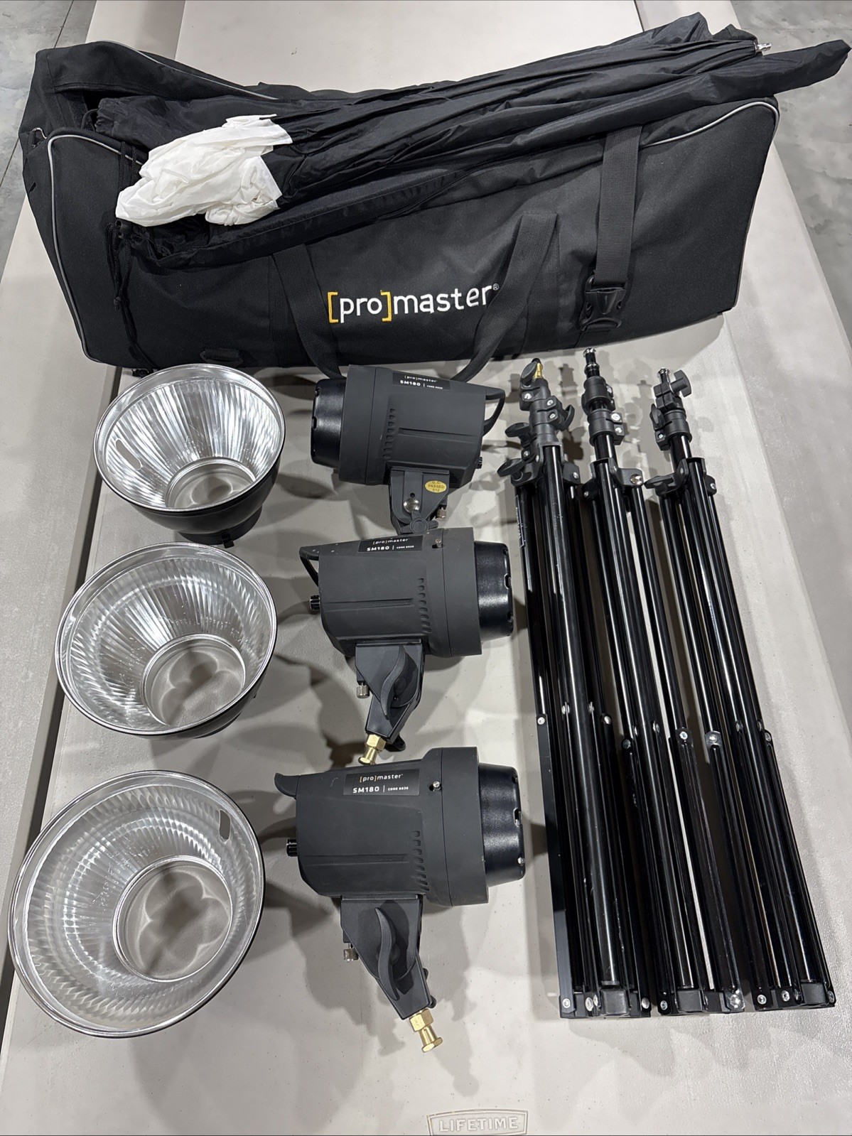 Promaster SM 180 Lighting Kit W/ Stands And Umbrellas. Carry Bag Set Of 3