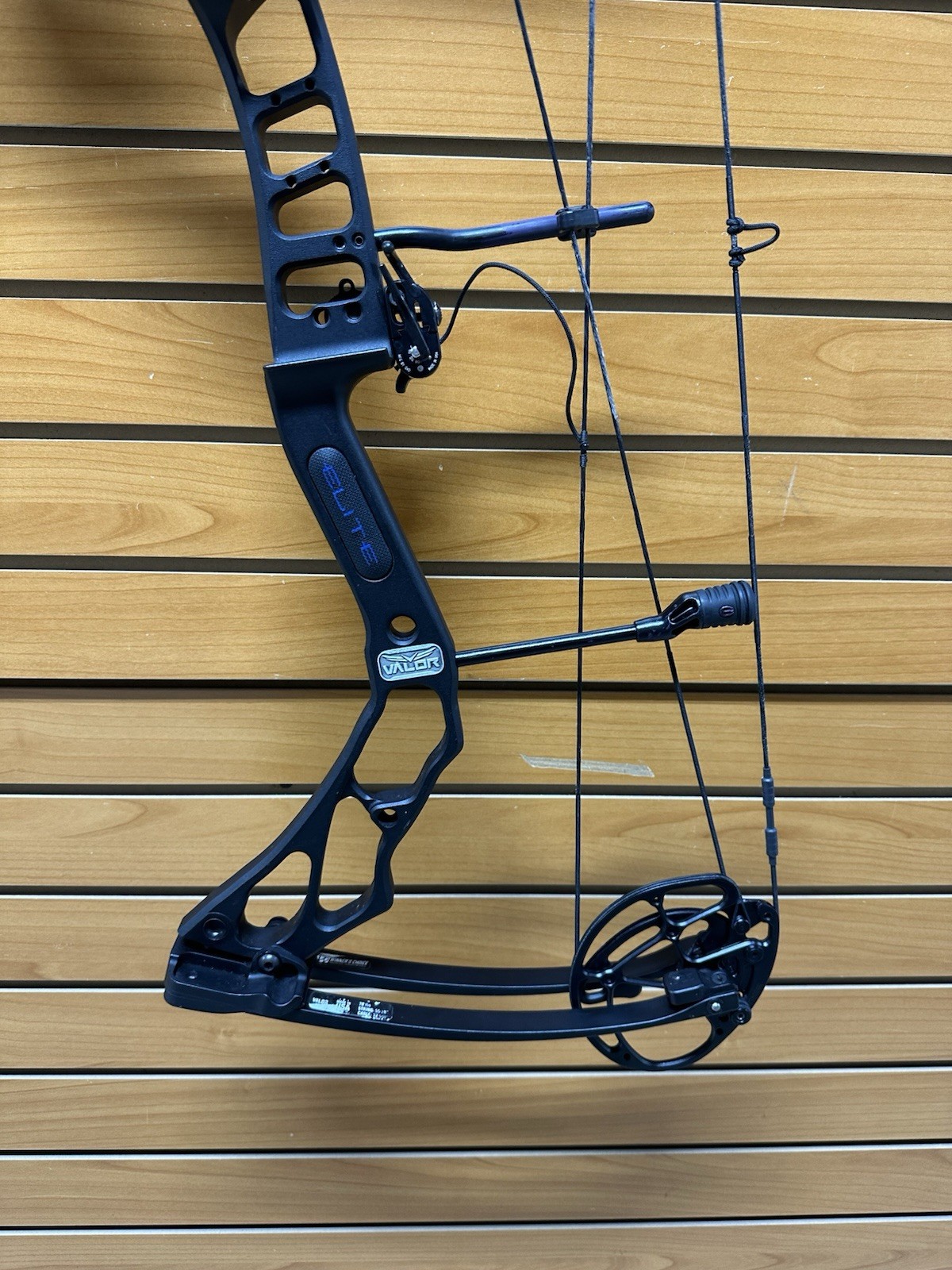 Elite Archery Compound Bow - VALOR - RH - 70# Max - 28.5” Mod Installed