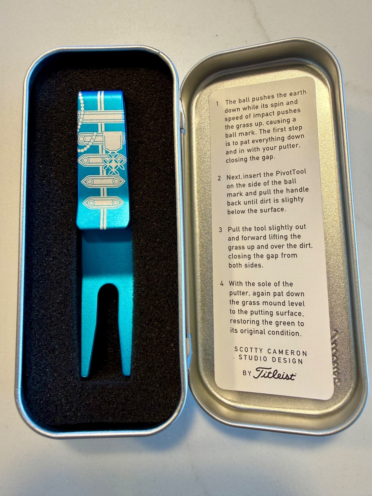 Scotty Cameron Clip Pivot Tool - 2023 SGT. SCOTTY - TURQUOISE + Tin