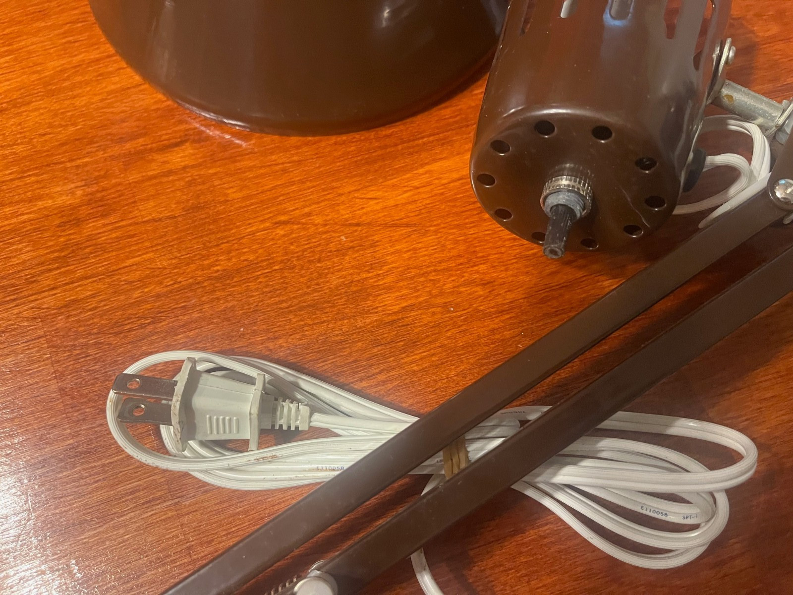 Metal Adjustable Swing Arm Desk Lamp!