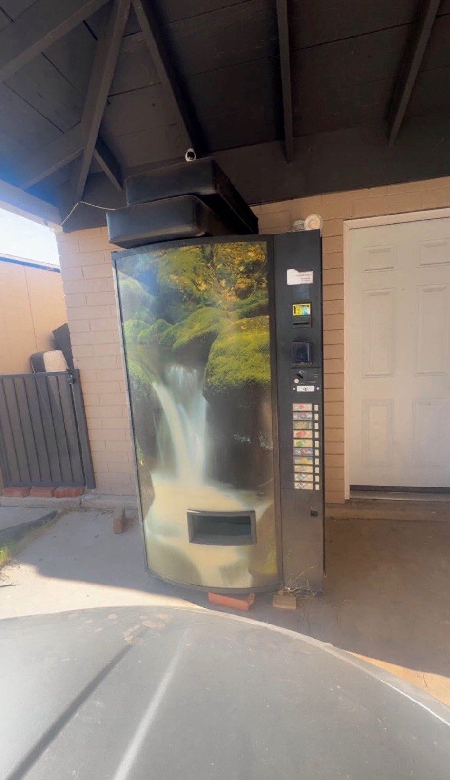 Dixie Narco 501E Multi Soda Vending Machine - 12oz