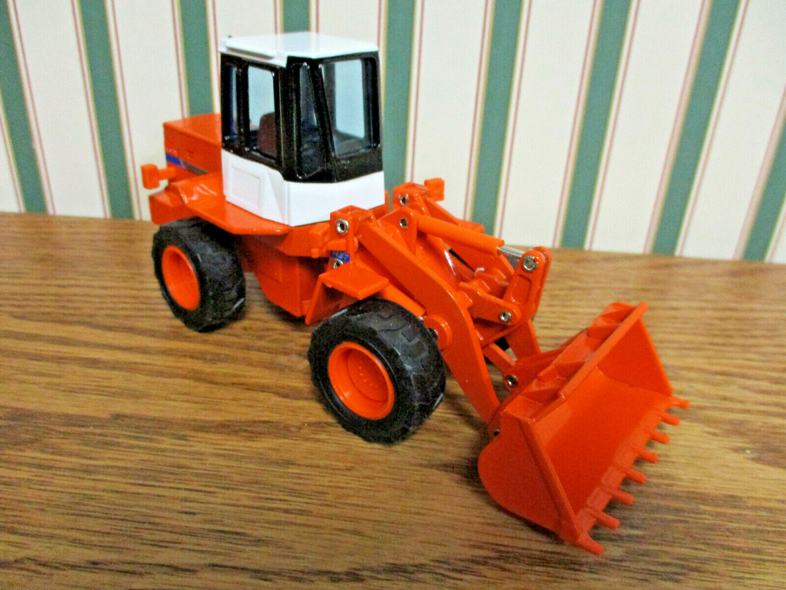 Hitachi LX70 Wheel Loader By Shinsei 1/40th Scale