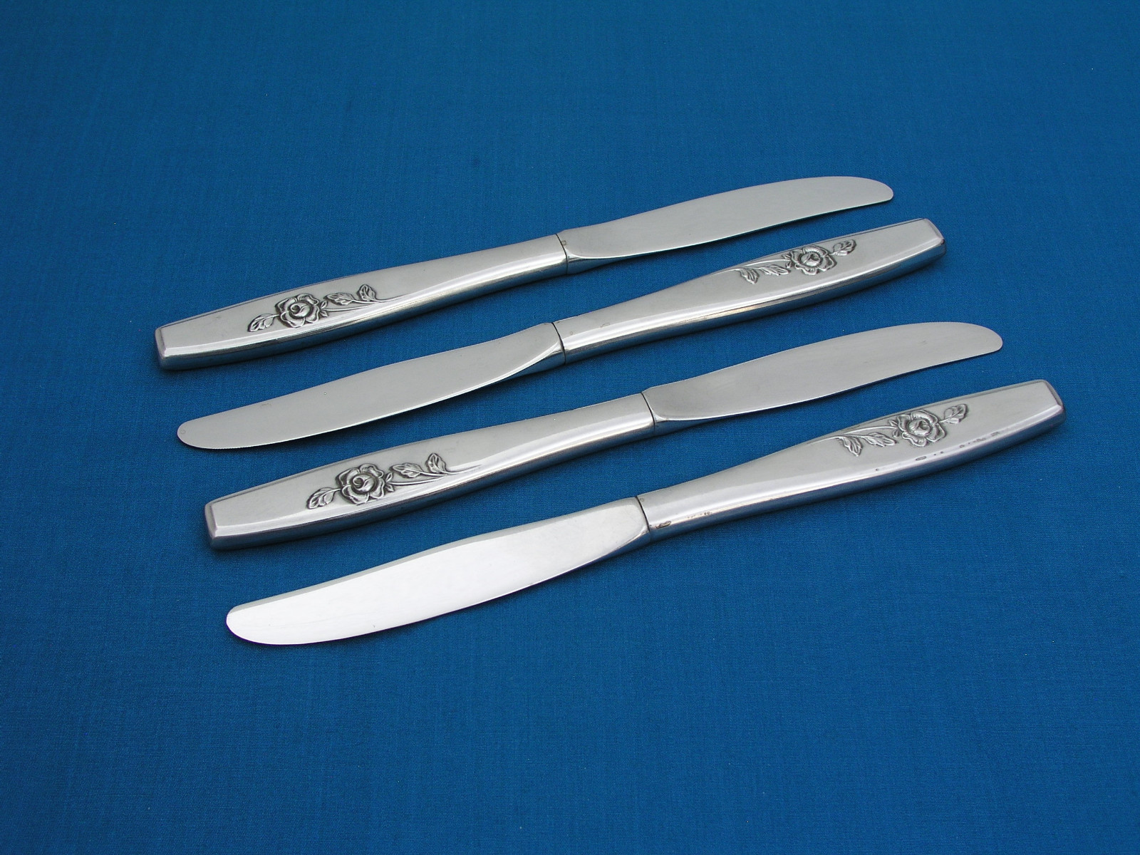 (4) S.S.S. ONEIDA - OUR ROSE - 8 5/8" MODERN HOLLOW DINNER KNIVES - EXCELLENT