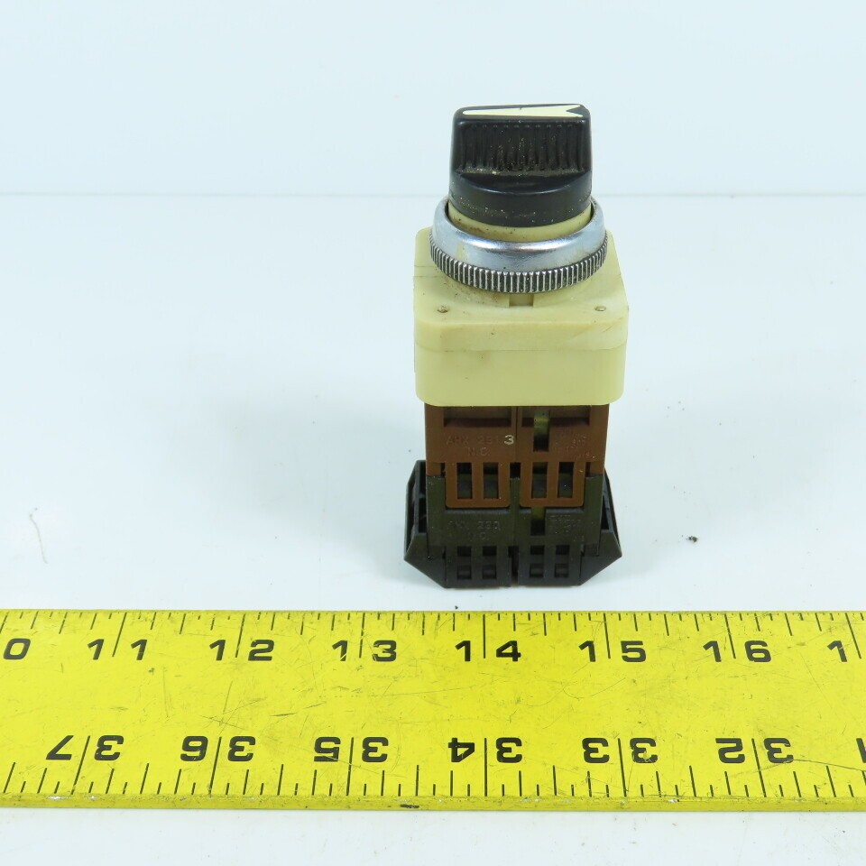 Fuji AH30-P1 3-Position Spring Return Selector Switch 600VAC 10A