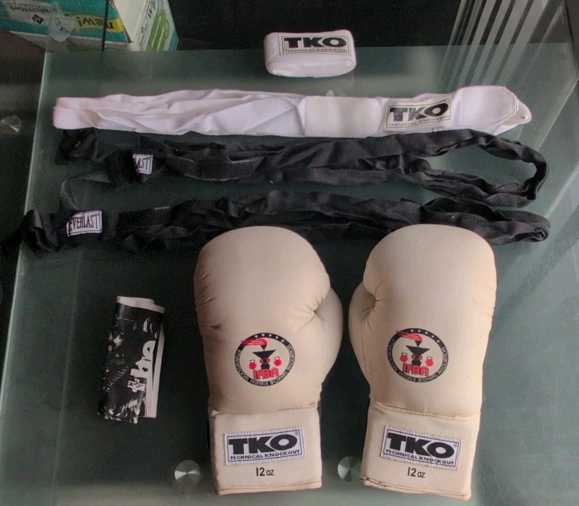 TKO-TECHINICAL KNOCKOUT- IFBA Edition - White BOXING GLOVES-12 OZ W/ Bag
