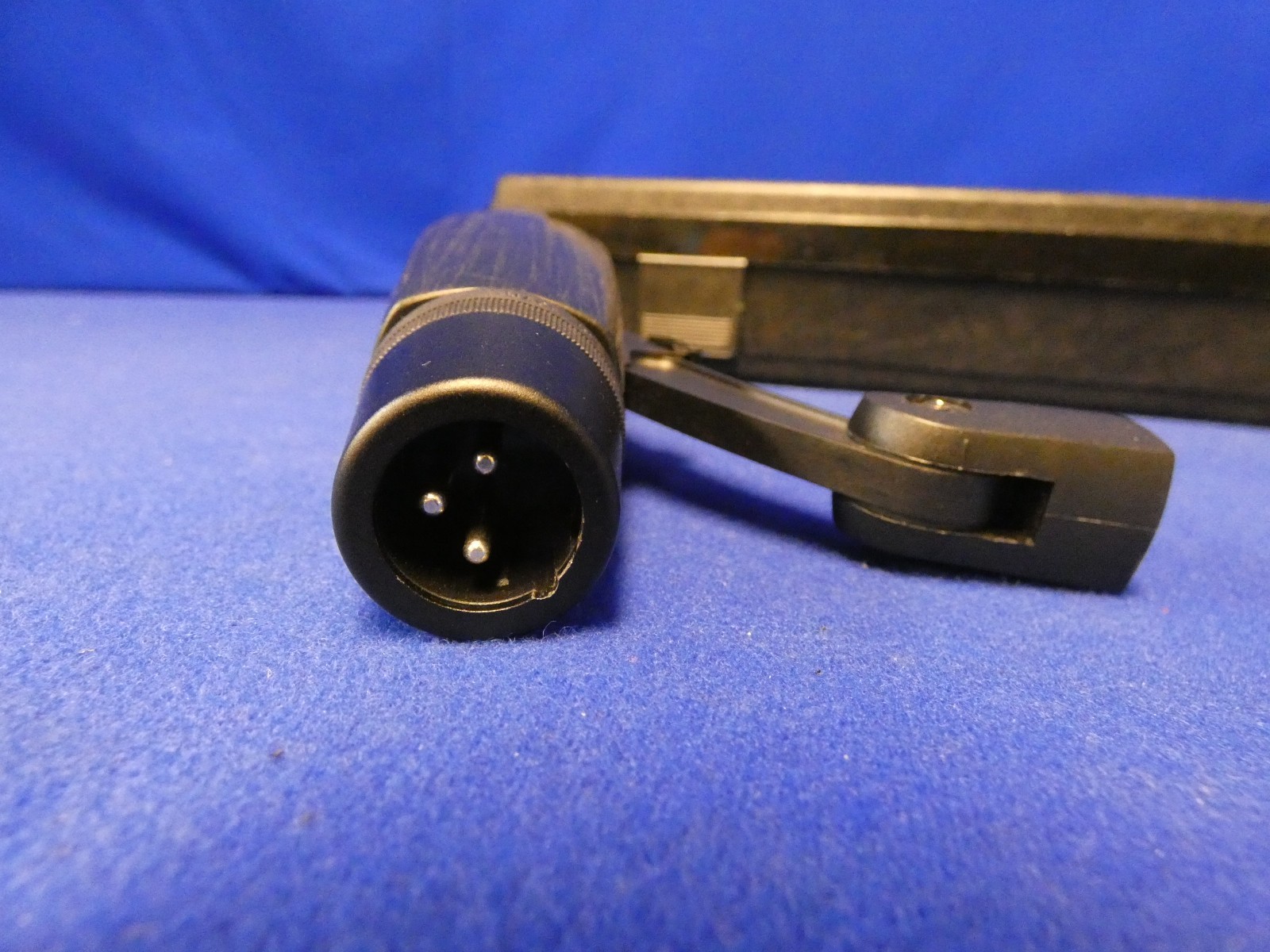 Sennheiser MD 421-II Cardioid Dynamic Microphone w/Sennheiser Case w/Foam