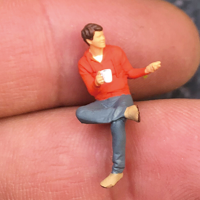 BN 1:64 Painted Figure Mini Model Miniature  Diorama Man Drinking Talking Red