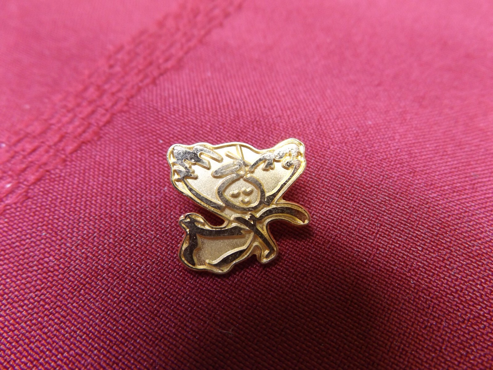 CUTE ART DECO BLISSFUL FLYING ANGEL CHARACTER GOLD TONE METAL LAPEL PIN