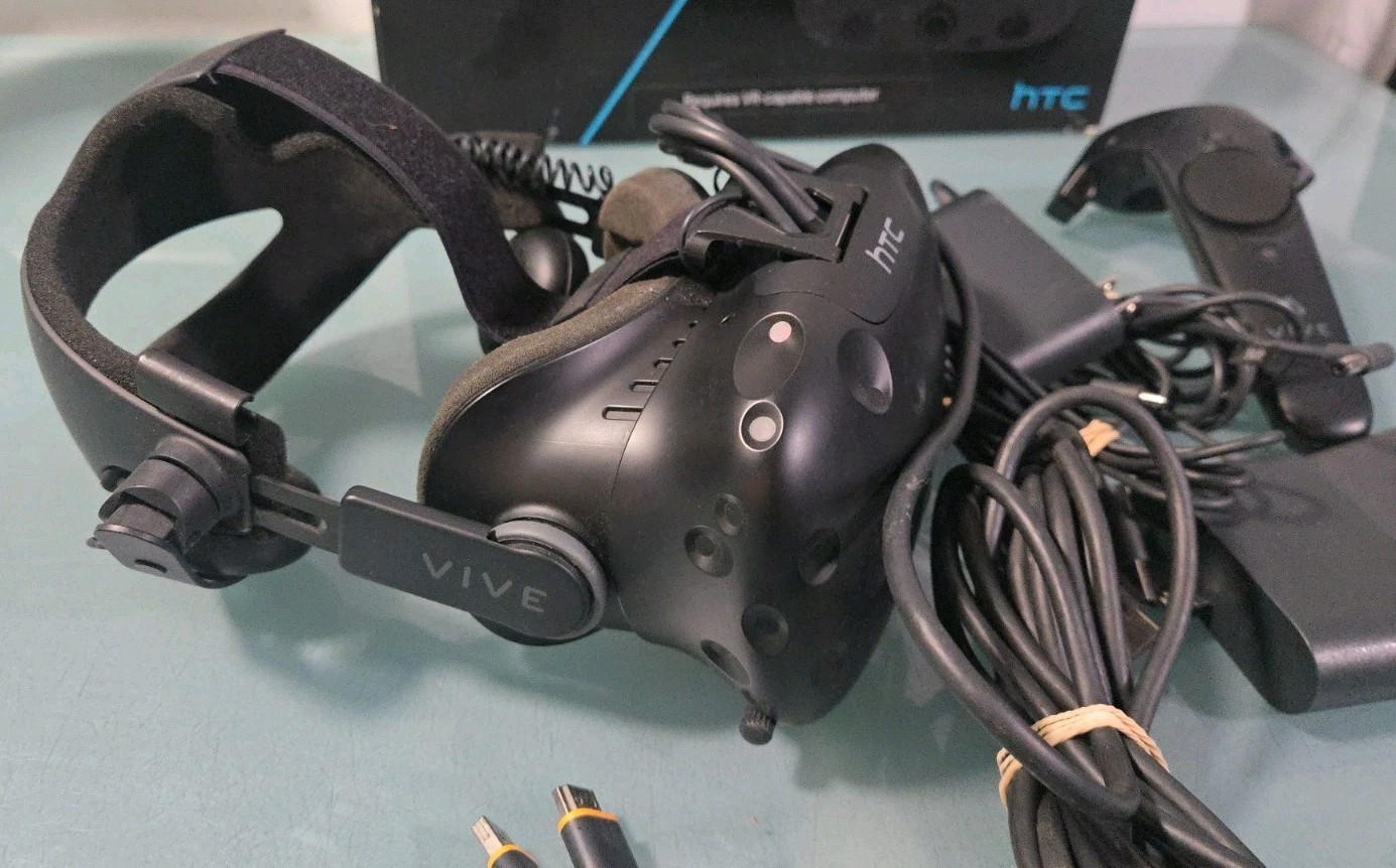 HTC Vive VR Headset w/ Link Box And Cables & Original Box Tested & Working