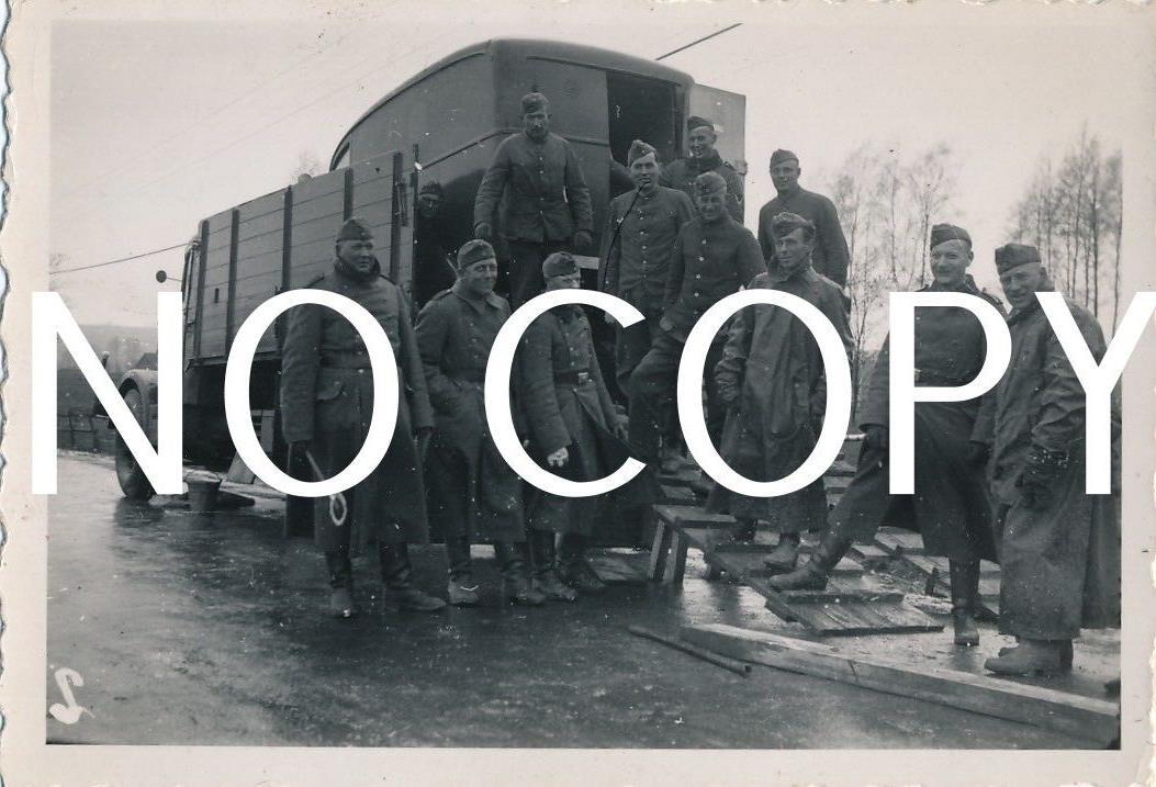 Photo WW II Wehrmacht Soldiers Ready for Departure #23
